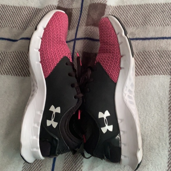 Under Armour shoes - Picture 4 of 5